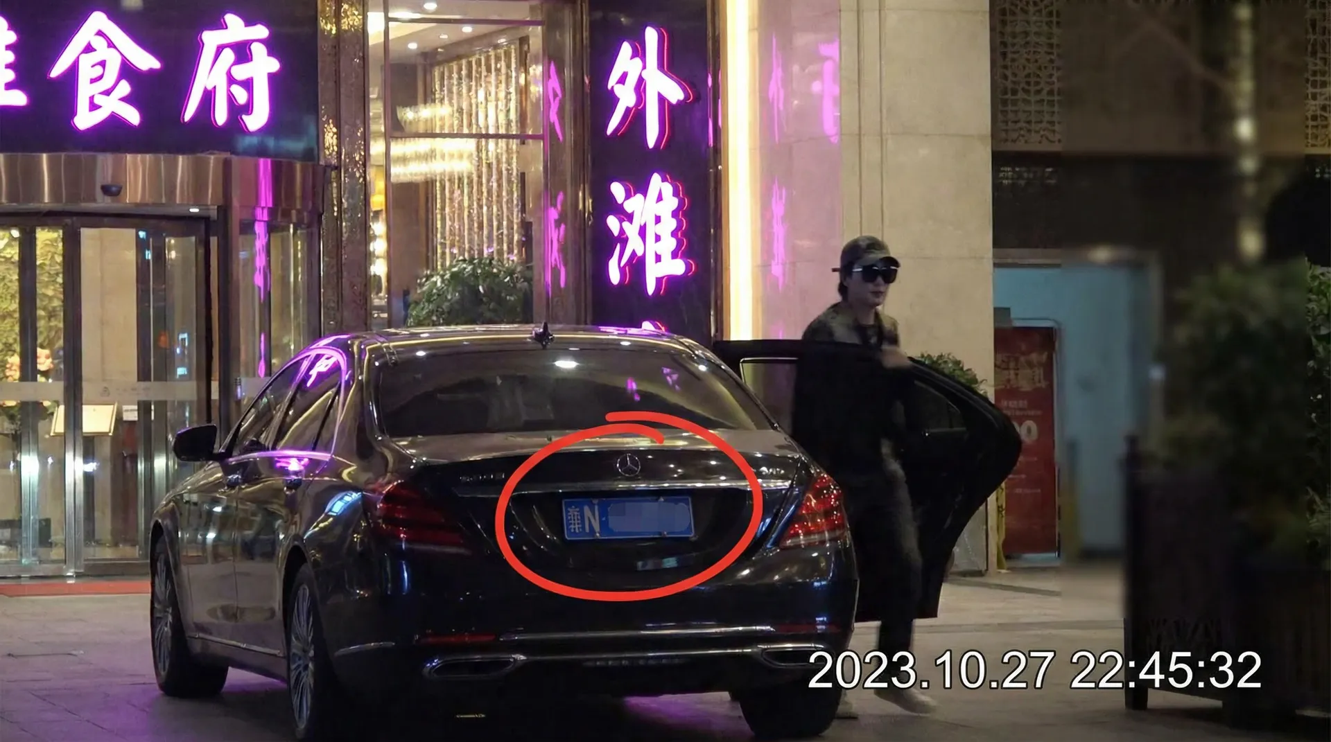 12bet体育网址 - 豪车餐厅外偷拍